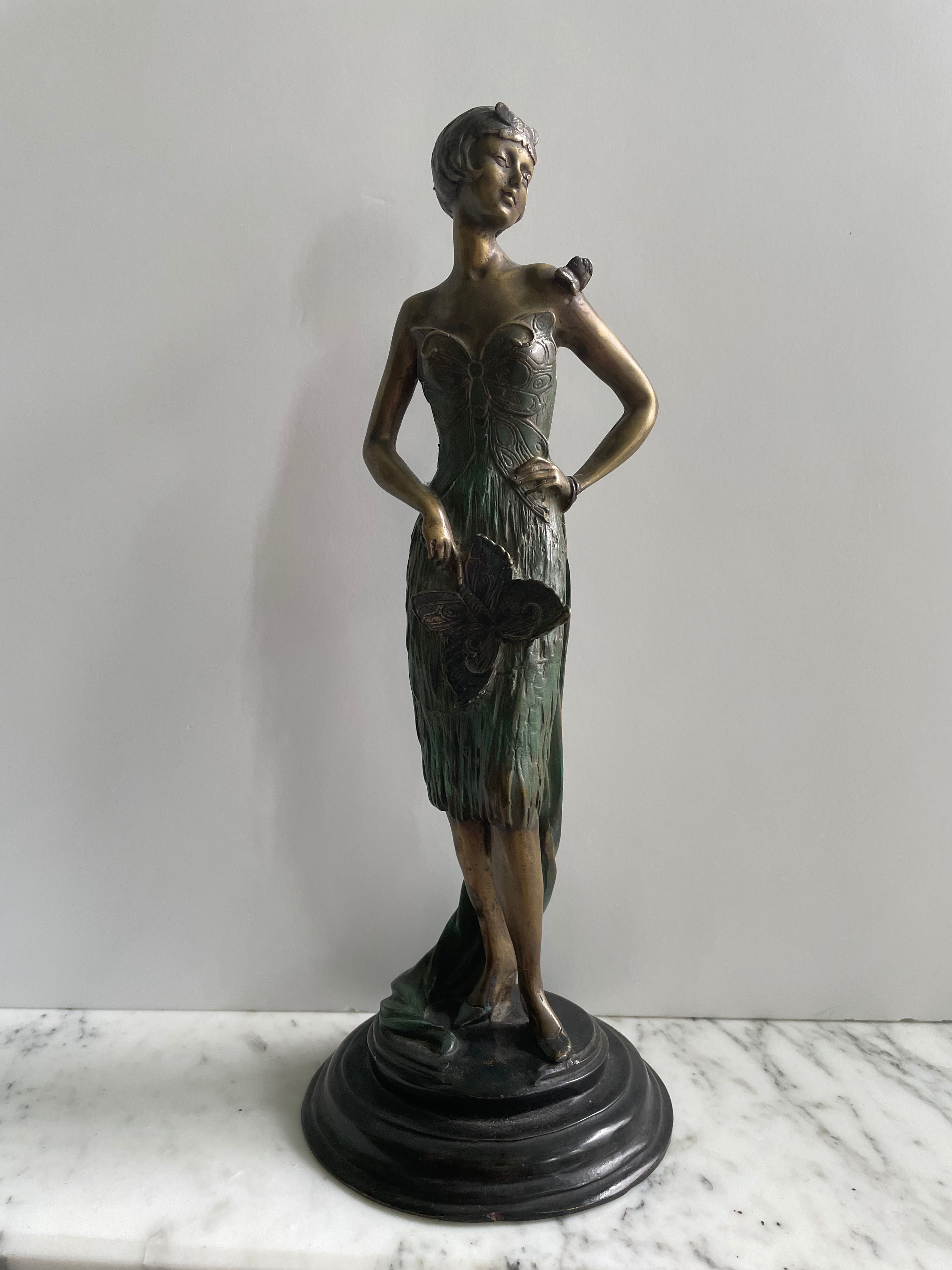 Figurka kobiety rzeźba secesyjna
