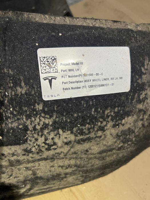 Задний левый подкрылок tesla3