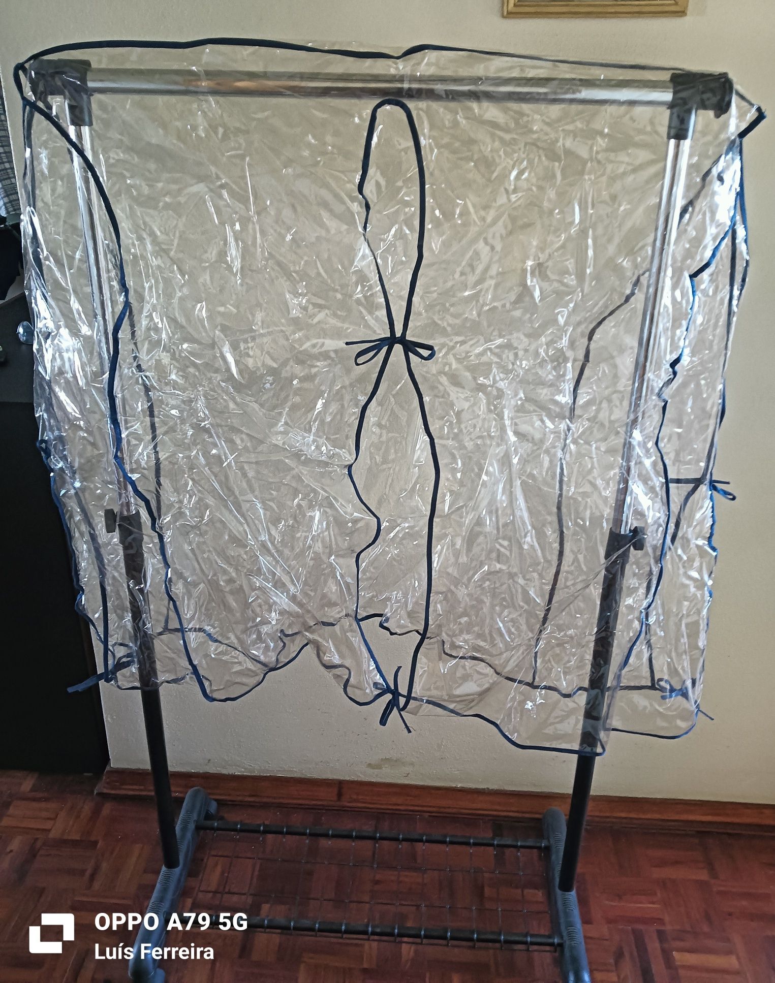 Charriot para cabides com rodas e capa