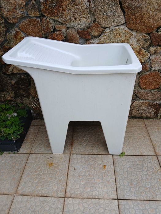 Vendo tanque de lavar roupa com pouco uso em bom estado