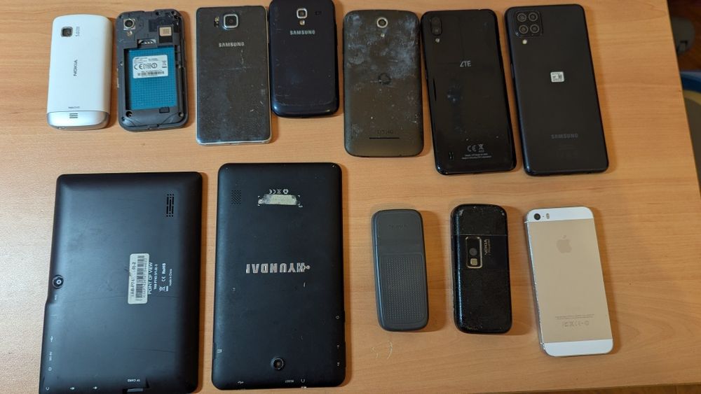 Lote telemóveis e tablet para peças