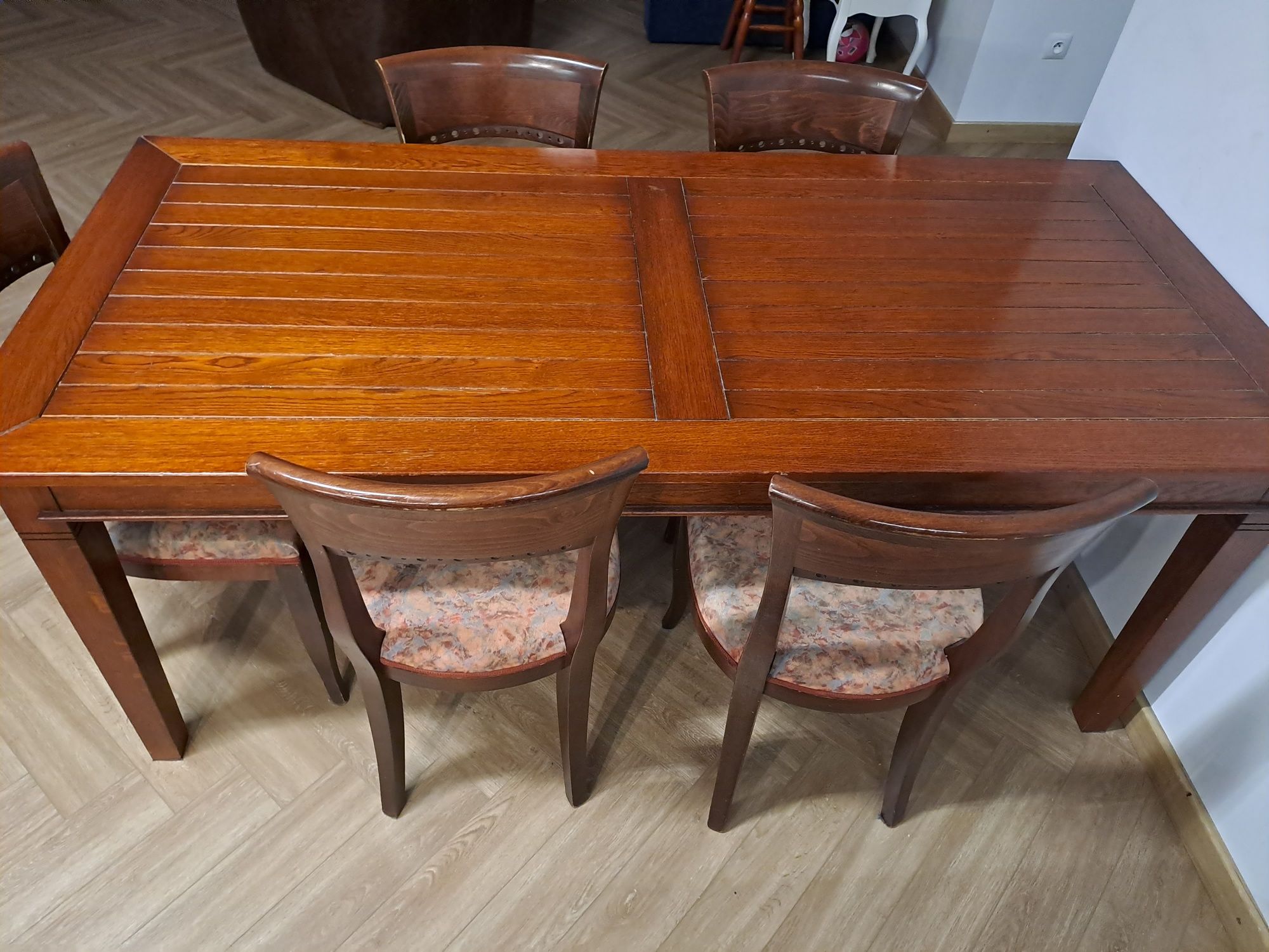 Stół drewniany bez krzeseł