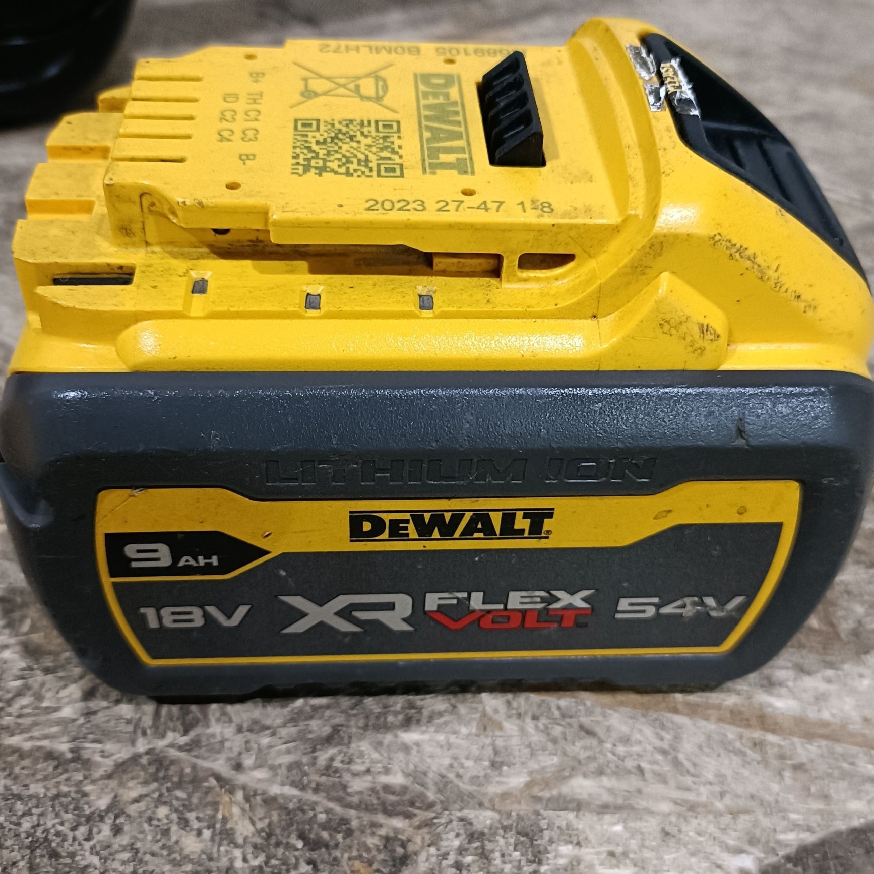 DeWalt DCM575 - piła łańcuchowa na akumulator