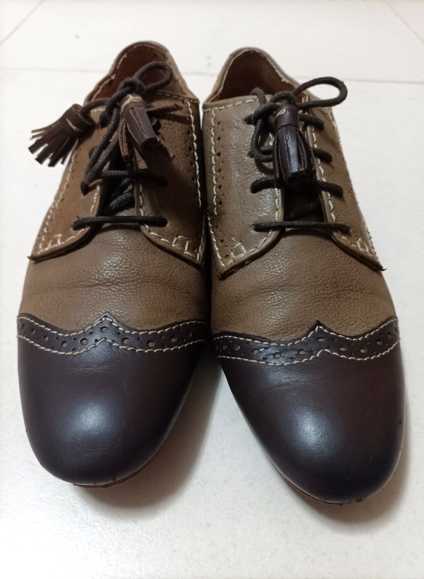 Sapatos castanhos em pele genuína marca Zara (T. 38)