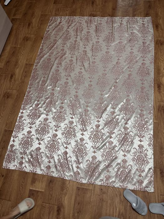 коричневі штори з візерунком