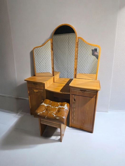 Drewniana duża toaletka z lustrami.