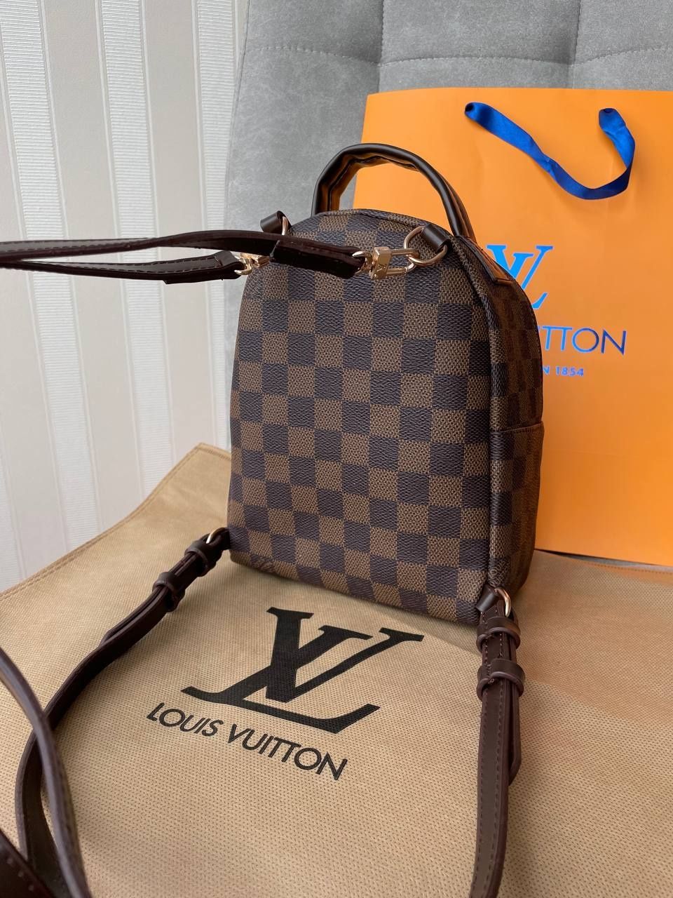 Рюкзак LOUIS VUITTON

•Розмір: 21/16
•Ремішки  
•1 відділ та карман