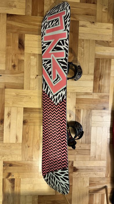 Deska snowboardowa damska GNU Velvet Gnuru + zapięcia Drake DL