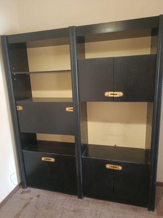 Estante preta de madeira