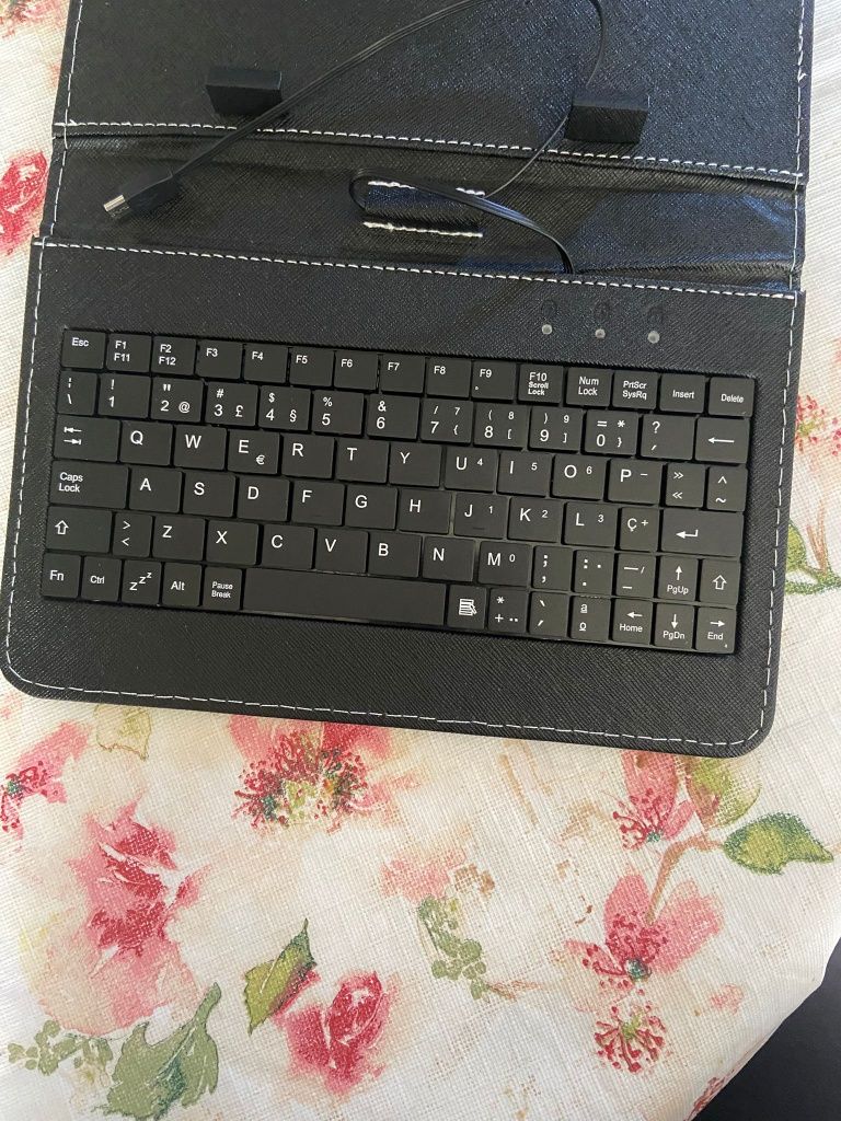 Capa em pele com teclado para tablet 7 polegadas