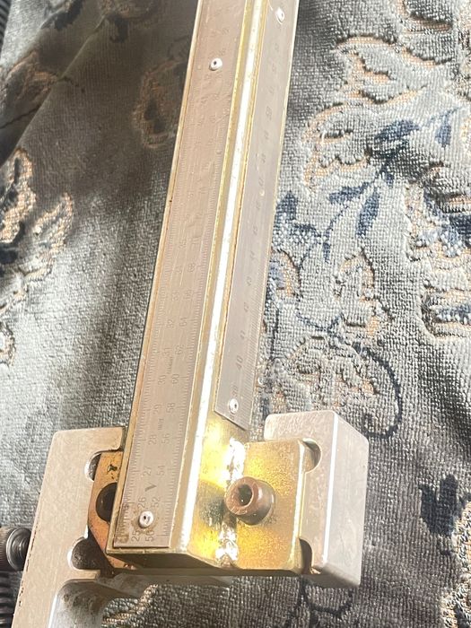 Гильотина и кондуктор для фурнитуры петель дверей