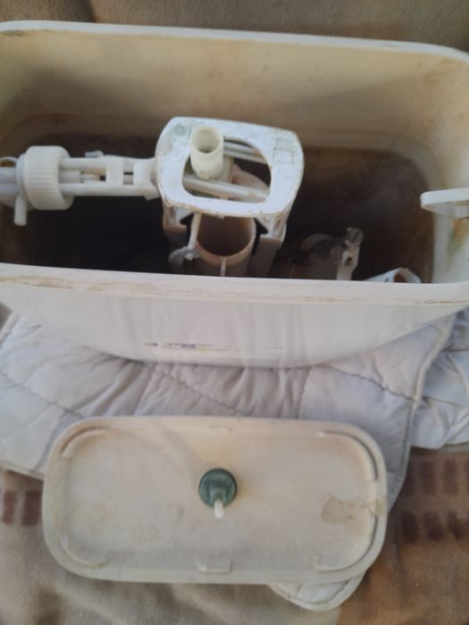 Продаєтьсч бачок до унітазу