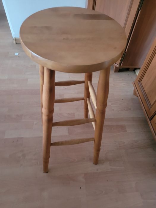 Sprzedam trzy krzesła i jeden hoker