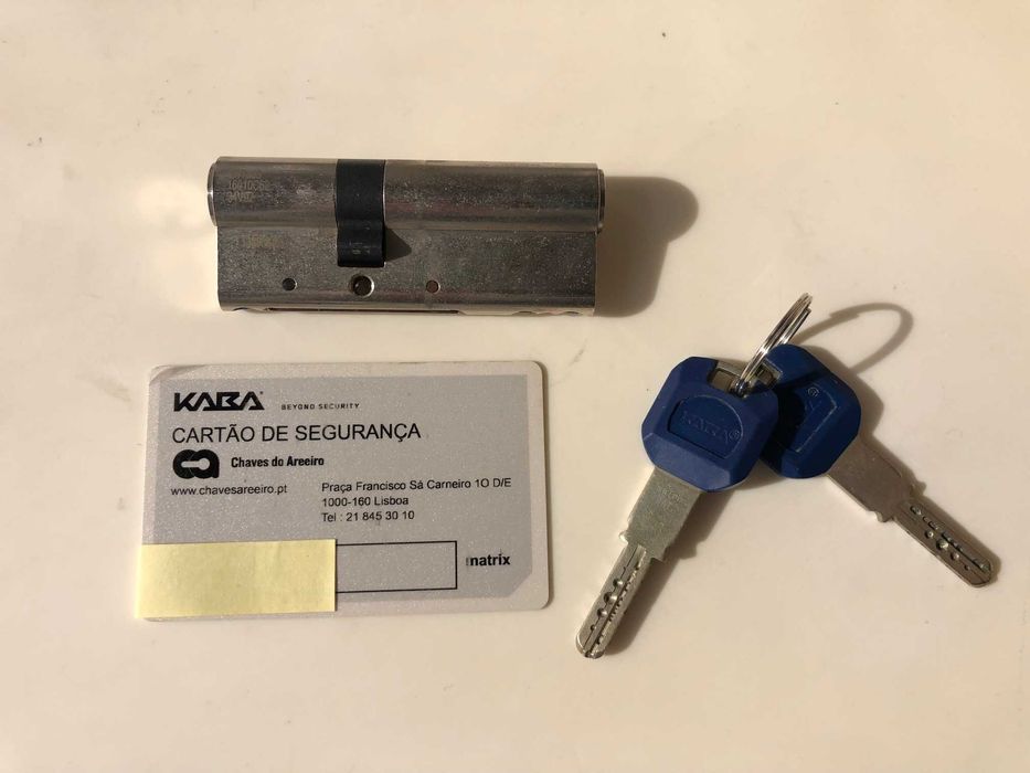 Canhão e chaves para porta principal