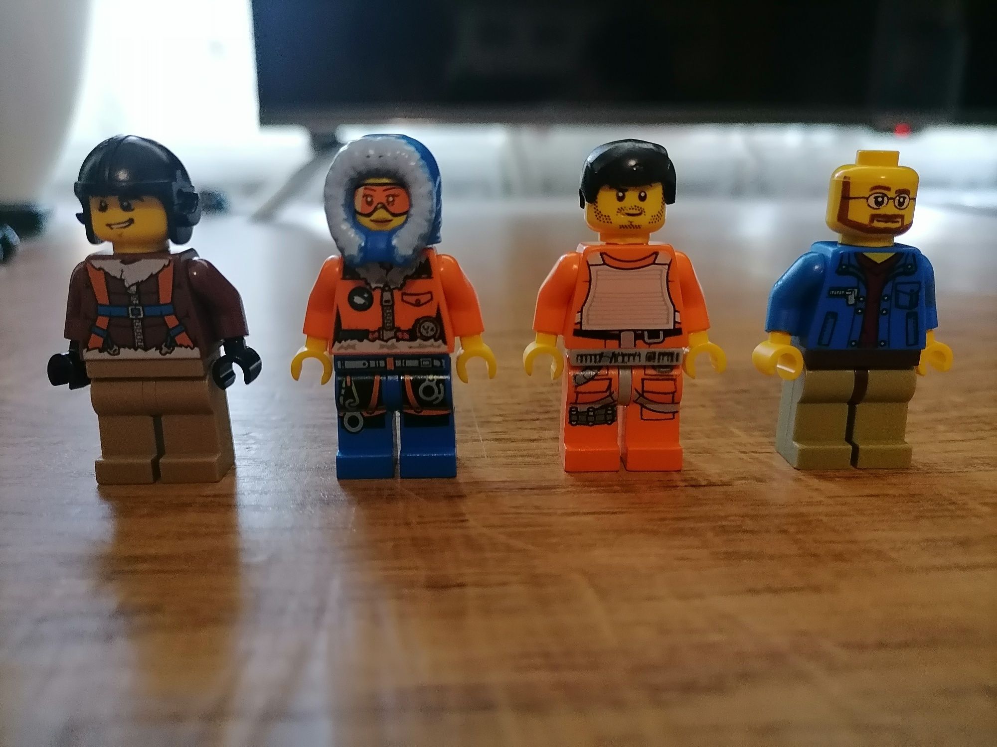 Продаю 8 минифигурок Lego