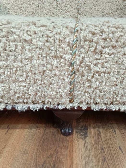 Антикварный диван. Охотничий стиль.