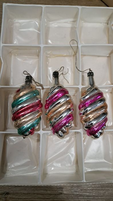 26-H kolorowe bombki PRL