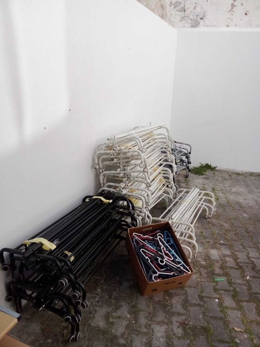 Suportes seminovos IKEA e cabides para loja ou casa