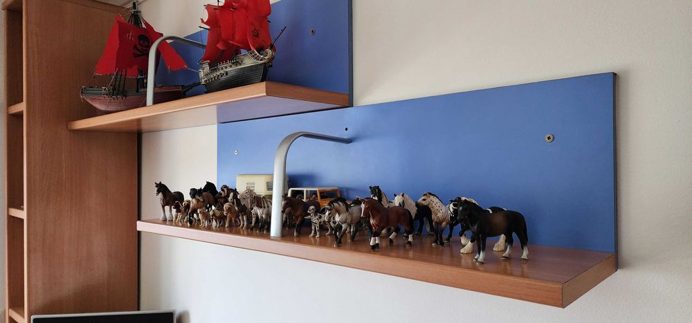 Secretária em L, com Estante