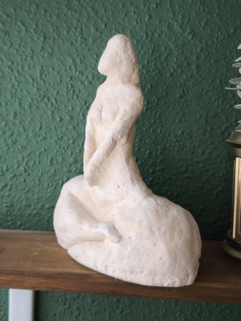 Rzeźba autorska z paper clay grubaska kobieta krągła gruba figurka