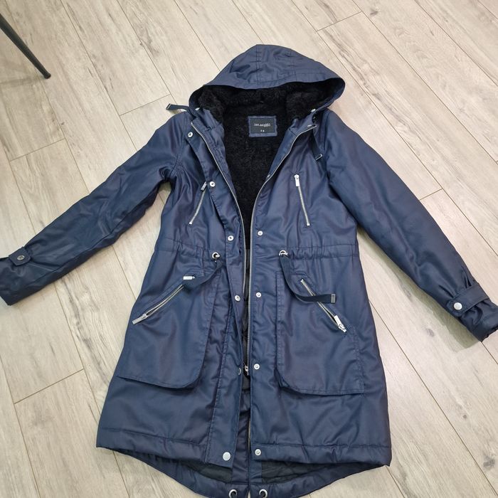 Парка новая, одевалась пару раз, пропитана, не промокает