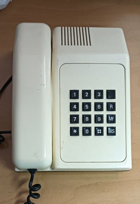 Telefone de teclas antigo creme