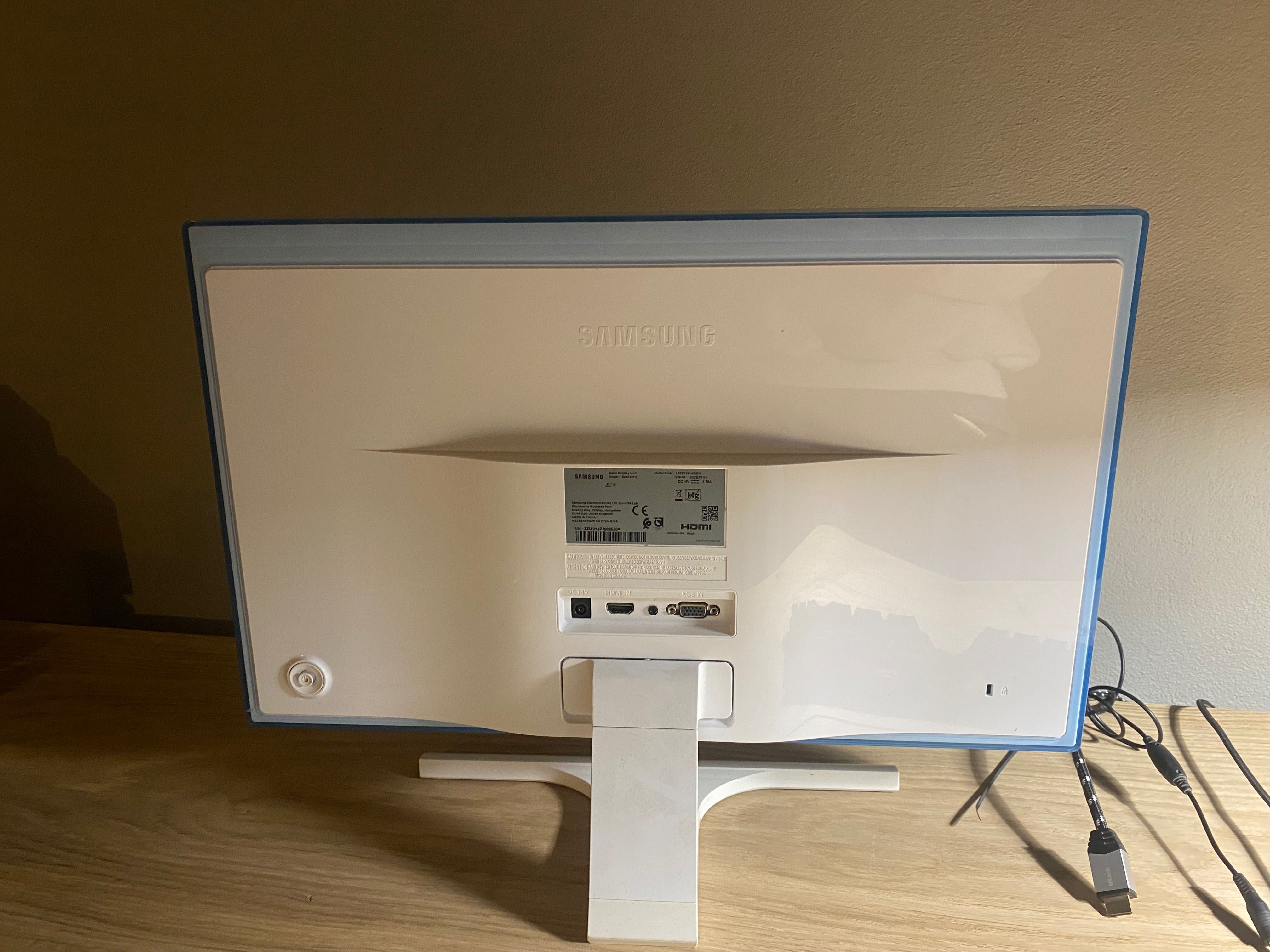 Komputer stacjonarny+monitor i klawiatura i myszka