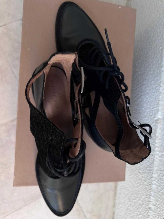 Sapatos pretos estilo grunge anos 90 Filipe Sousa