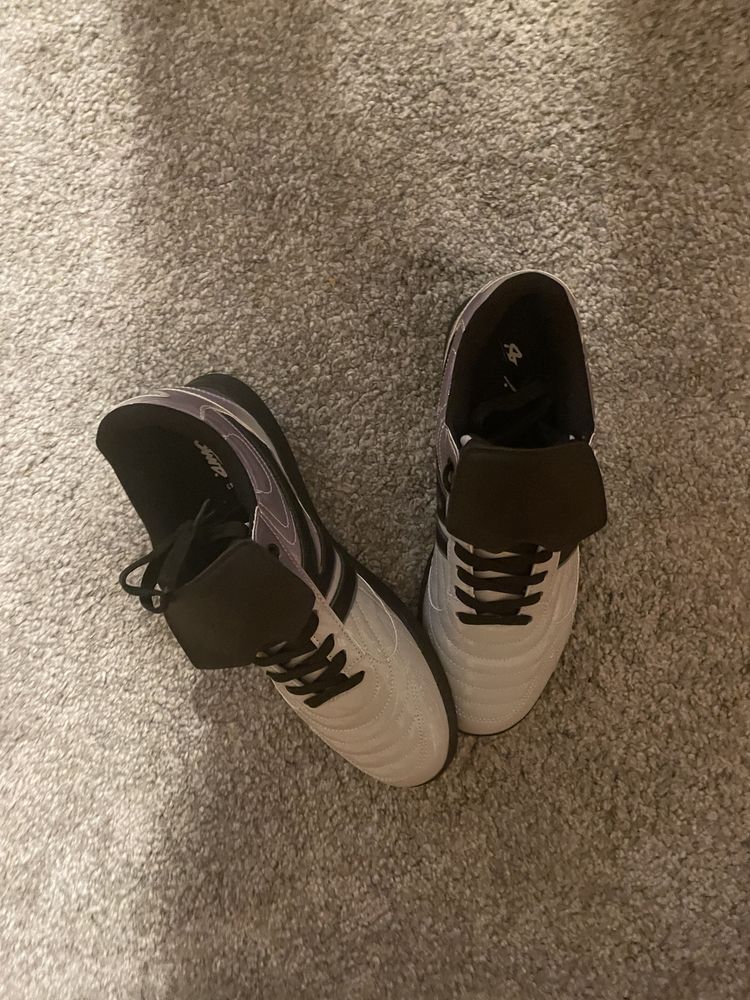 tenis com lingua cinzentos e pretos