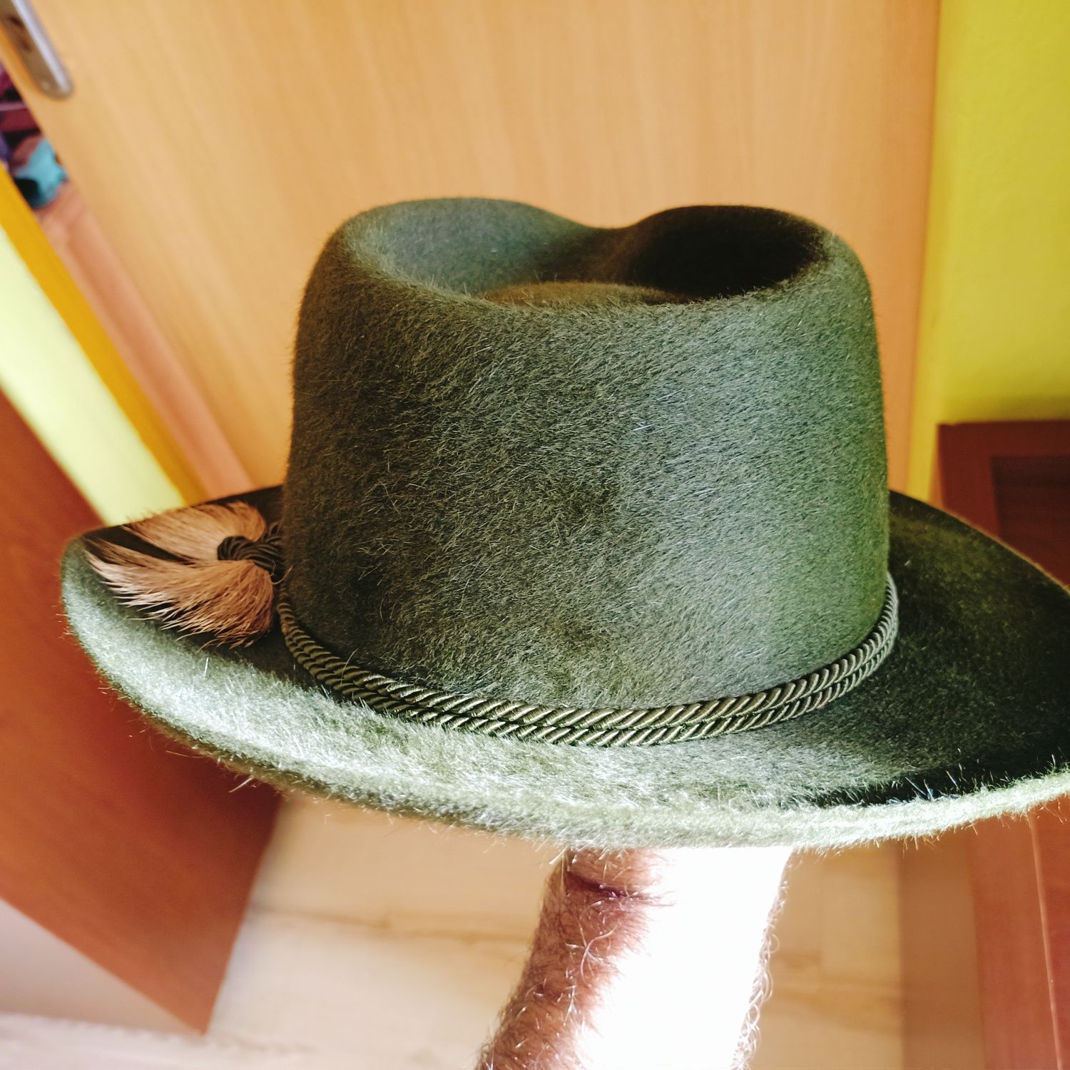 Kapelusz typu fedora z chwostem. Rozmiar 57 .