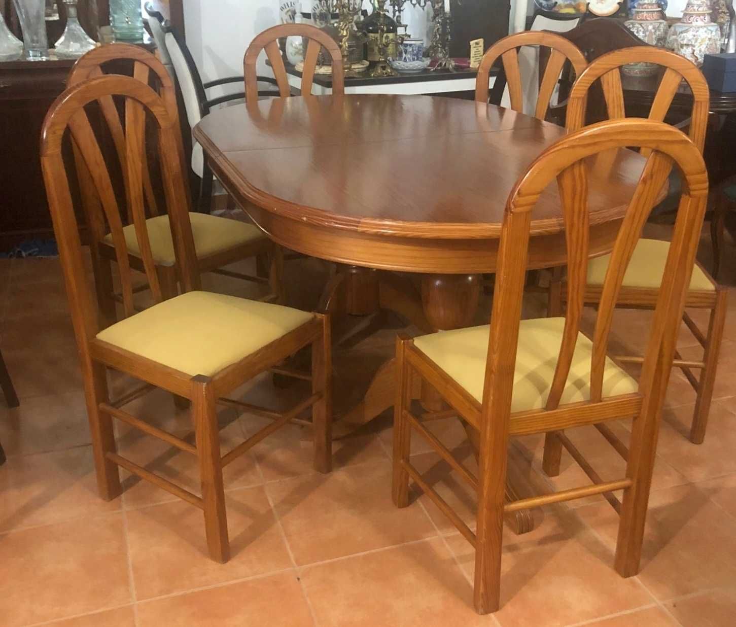 Mesa extensível com seis cadeiras