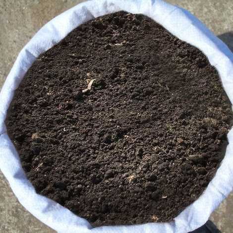 Перегной, чернозем в мешках для сада, огорода, клумб