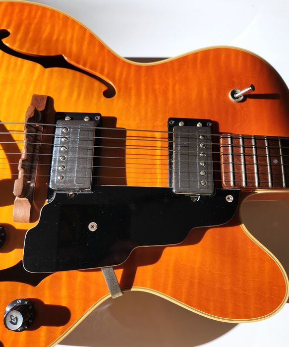 Guitarra Guild X-160 Savoy com Bigsby