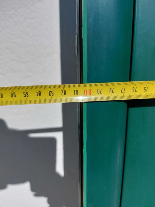 Porta de alumino verde com postigo 200× 80