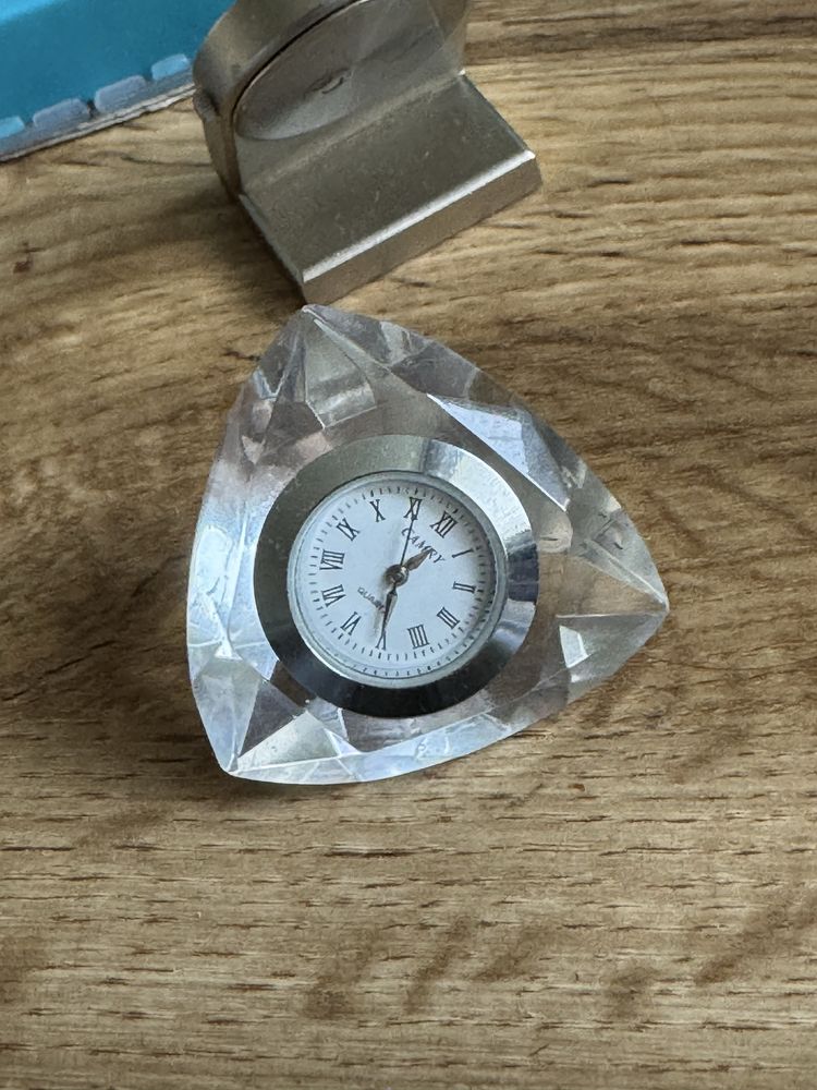 krysztalowy zegarek stolowy z mechanizmem kwarcowym - elegancki