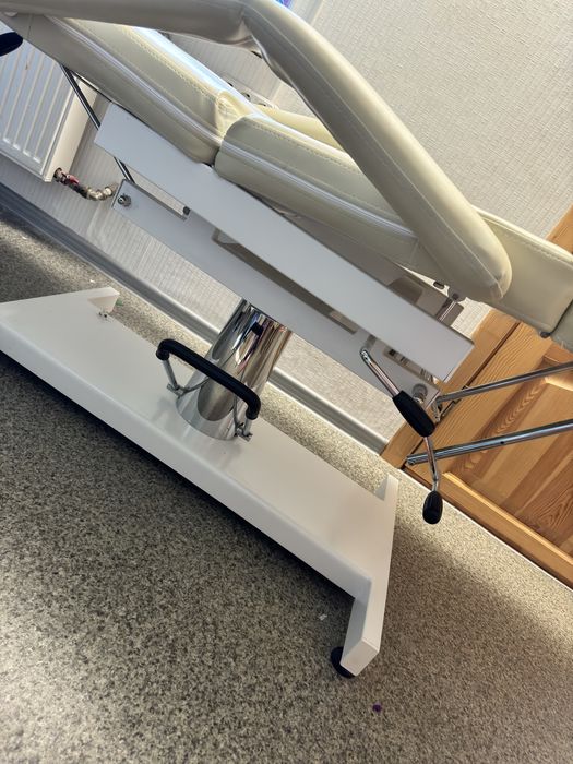 Педикюрне крісло-кушетка мод. 235 з гідравлічним регулюванням висоти