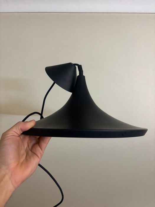 Candeeiro de tecto preto mate com interior dourado