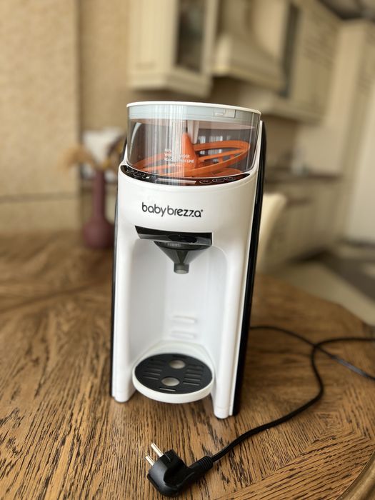 Машинка для приготування дитячої суміші Baby Brezza.