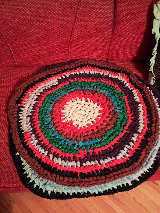 Коврик в'язаний ручної роботи є різних кольорів.