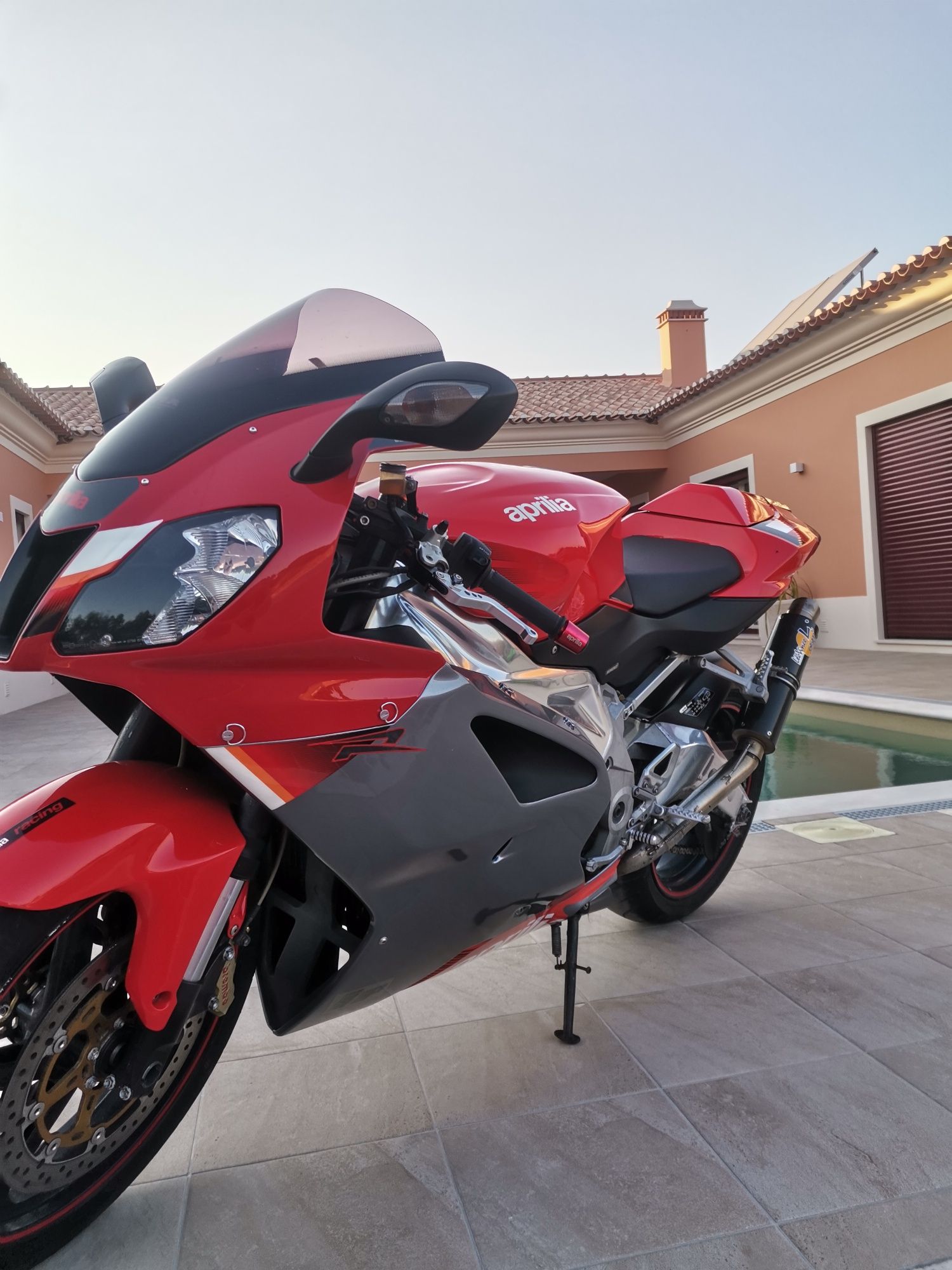 Aprilia rsv 1000