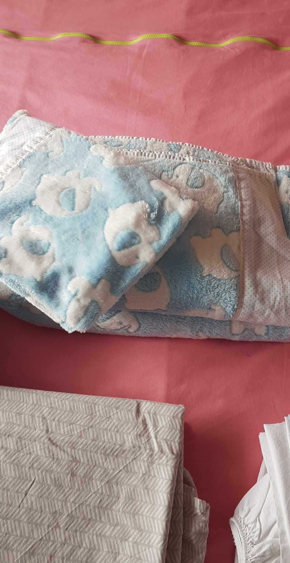 Cama/berço bebé com roupa