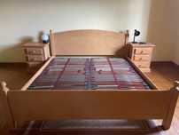 Cama casal e mesas cabeceira Chalet Massive Mobel