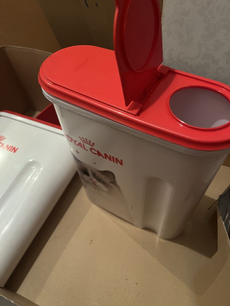 Pojemniki dla kota na karmę.