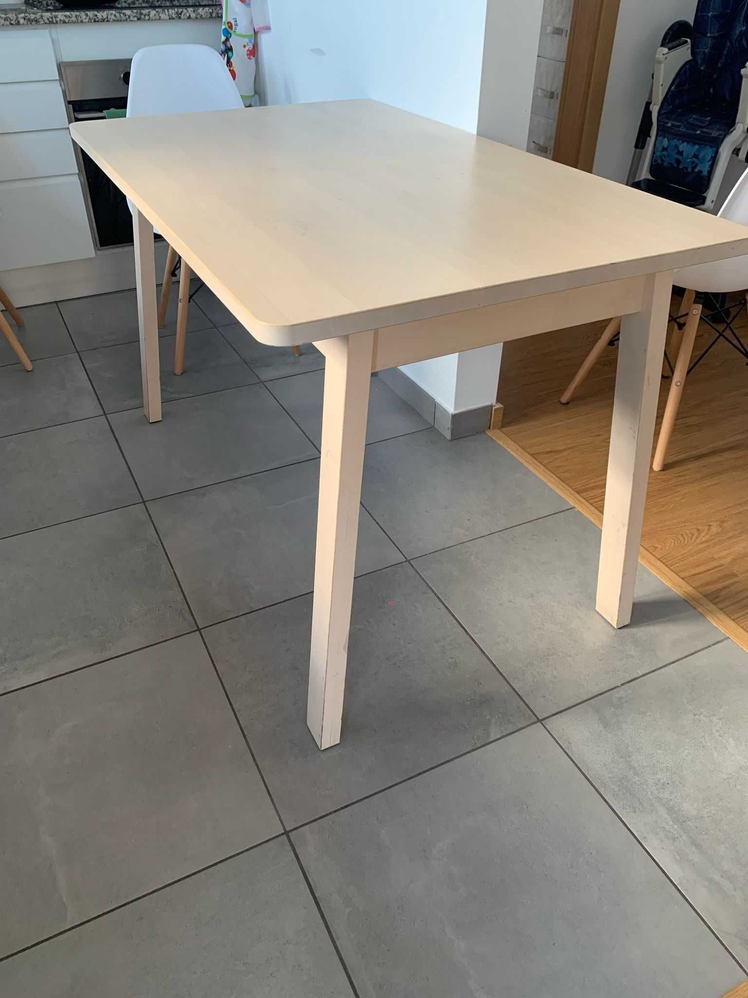 mesa de jantar com cadeiras