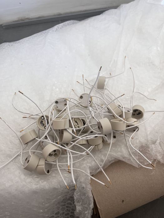 Gniazda ceramiczne do żarówek GU10