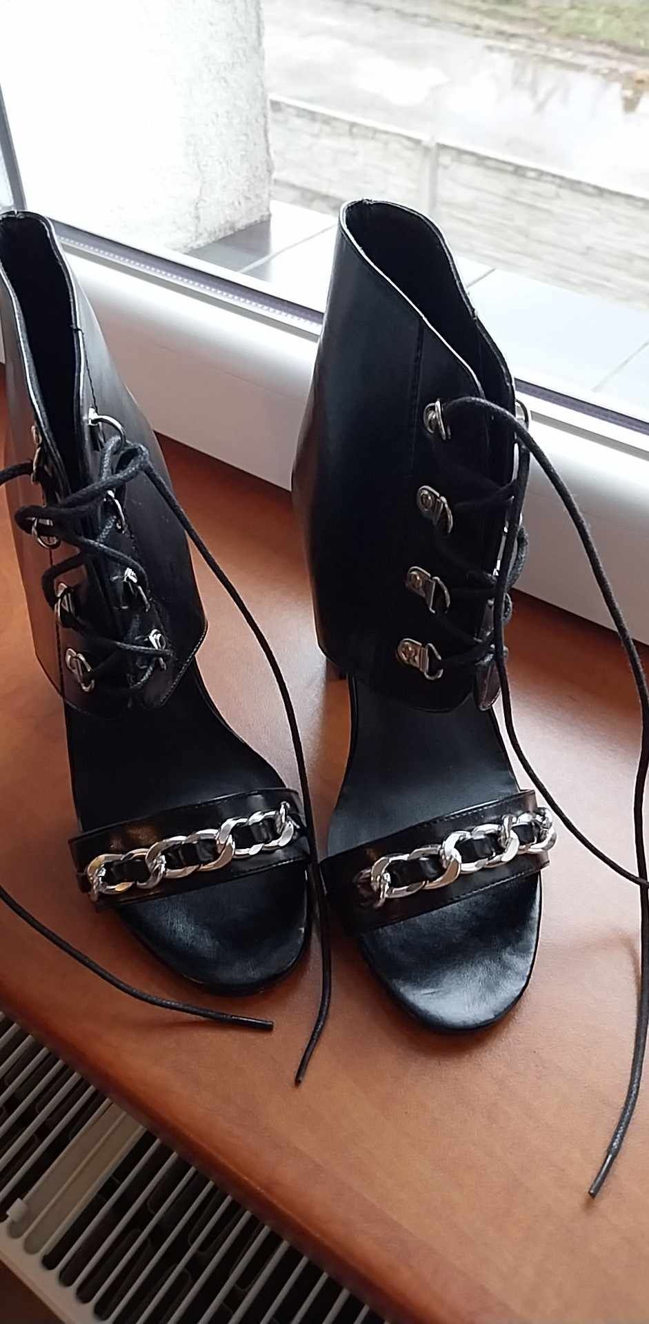 Czarne sandały na słupku Reserved 39
