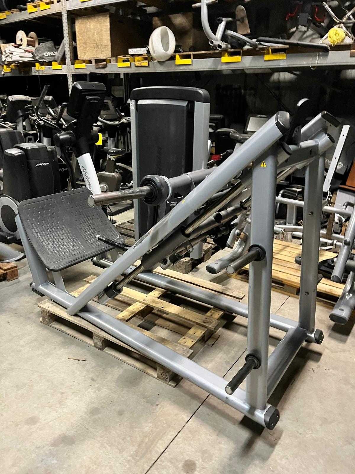 Maszyna na nogi Precor Hack Squat  Discovery Series Plate Loaded