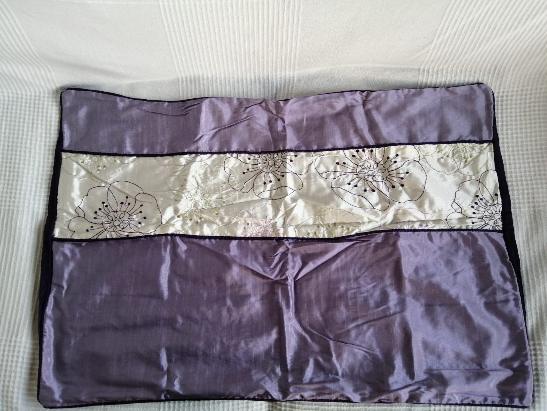 Colcha cama de casal roxo lilás e creme 250x260cm Nova