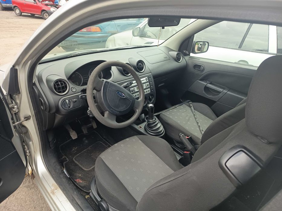 Ford Fiesta MK5 62 zderzak przedni FV transport/dostawa