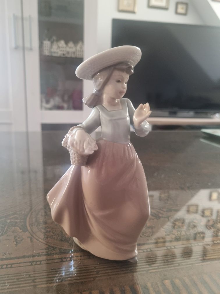 Porcelana Nao LLadro/Hiszpania  - figurka dziewczyny